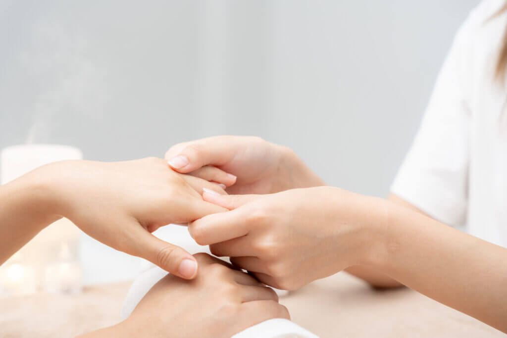 Masaje e hidratación de manos